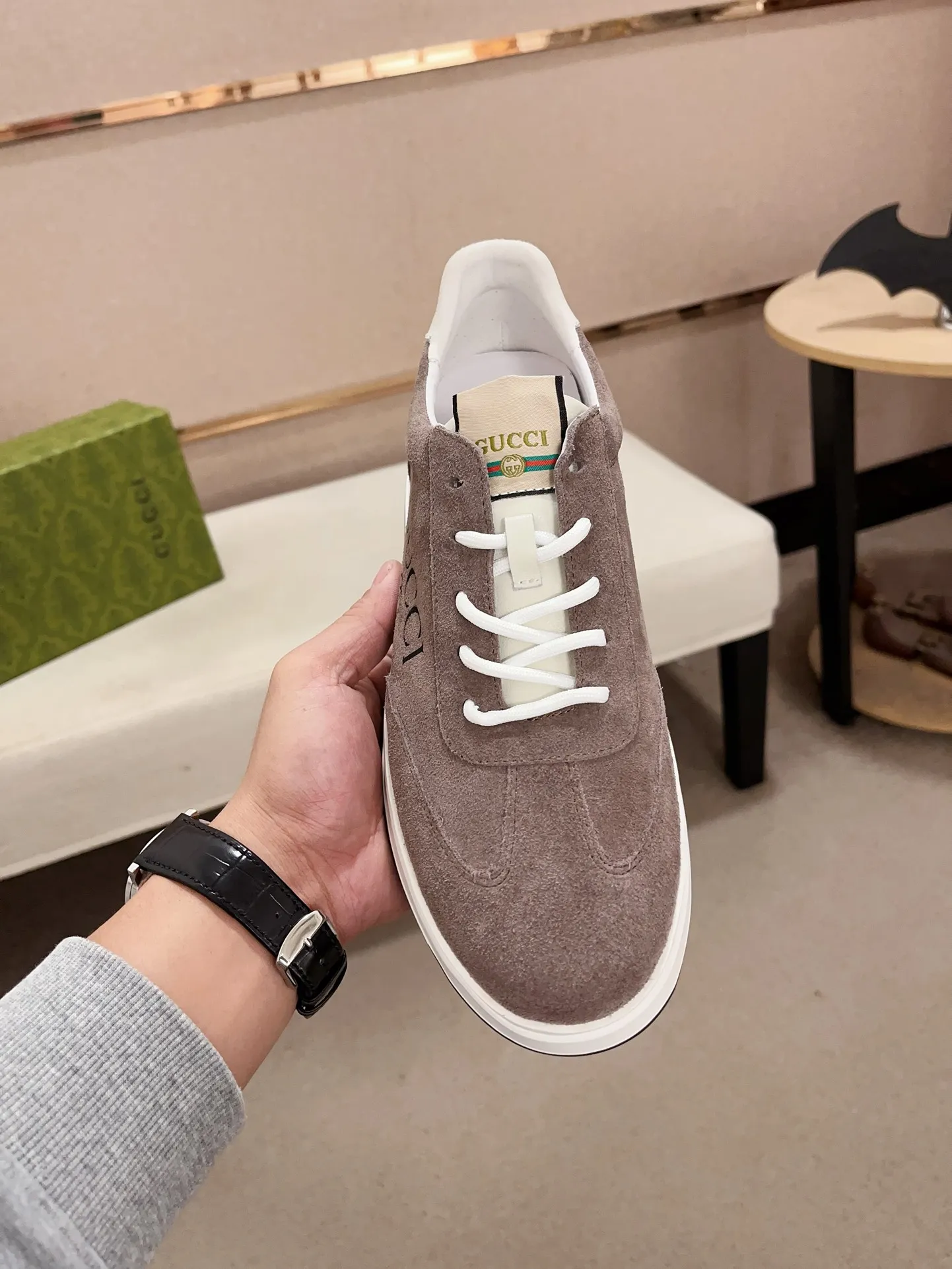 Men's shoes 💰 462 💰 High-quality new GUCCI counters are launched simultaneously. The new men's shoes, 😘fabrics are selected from imported cowhide, and the lining is sheepskin lining. 👍🏿 High-end ☄️ air-cushion molded anti-slip rubber outsole, exquisite lines, simple and elegant, comfortable and high-end for leisure travel. Code number: 38 to 44 (45 can be customized and cannot be returned or exchanged)